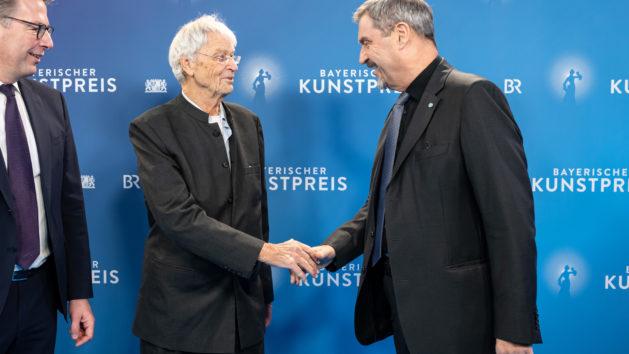 Ministerpräsident Dr. Markus Söder gratuliert Gerhard Polt zum Ehrenpreis des Bayerischen Ministerpräsidenten.
