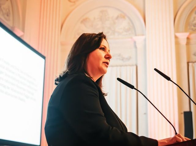 Die Generalkonsulin der Republik Albanien, Gentiana Mburimi, begrüßt die Gäste zum Empfang. Bild: Generalkonsulat der Republik Albanien