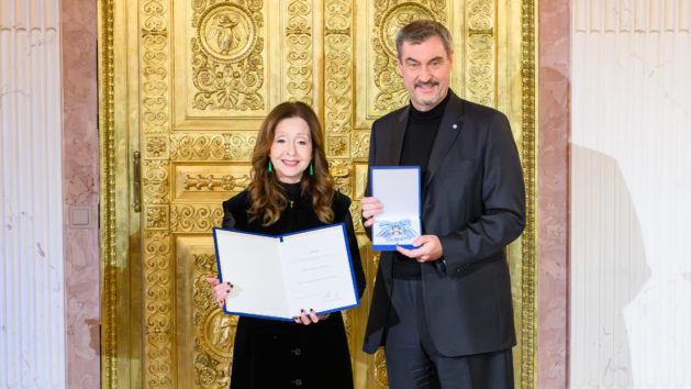 Ministerpräsident Dr. Markus Söder zeichnet Vicky Leandros mit dem Bayerischen Verdienstorden aus.