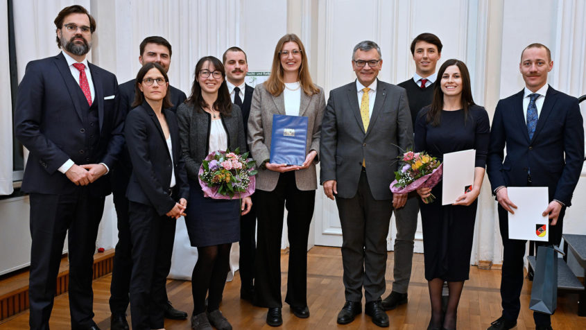 Gruppenbild mit Staatsminister Dr. Florian Herrmann und Preisträgerinnen ...