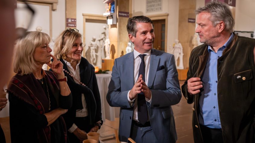 Europaminister Eric Beißwenger im Gespräch mit weiteren Gästen ...