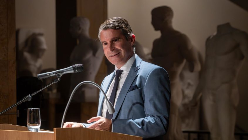 Europaminister Eric Beißwenger hält beim Lucia-Empfang eine ...