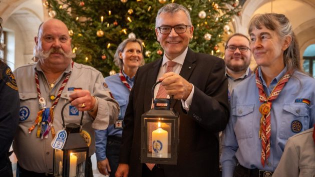 Staatsminister Dr. Florian Herrmann: "Denn Frieden ist nichts Abstraktes, sondern entsteht aus eigenem Denken und Handeln. Mein Dank der AG Friedenslicht München, dass sie uns auch in diesem Jahr das Licht gebracht haben - eine tolle Idee!"