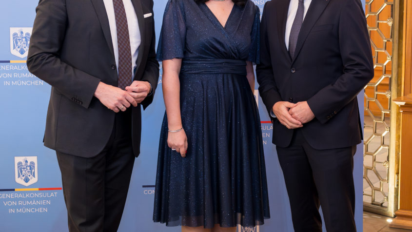 Nürnbergs Oberbürgermeister Marcus König, die rumänische Generalkonsulin Miheia-Malina Diculescu-Blebea und Europaminister Eric Beißwenger (v.l.n.r.) beim Empfang anlässlich des Nationalfeiertags von Rumänien im Historischen Rathaussaal in Nürnberg. Bild: Stefan Baumgarth