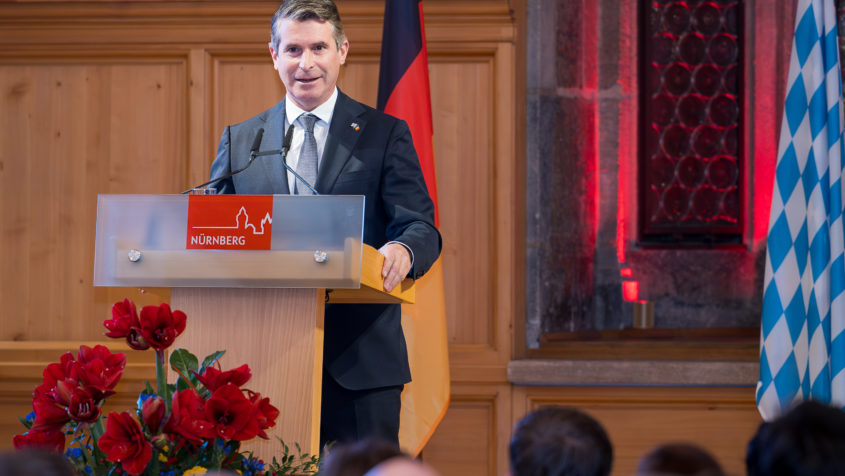 Europaminister Eric Beißwenger hält eine Rede beim Empfang anlässlich des rumänischen Nationalfeiertages.