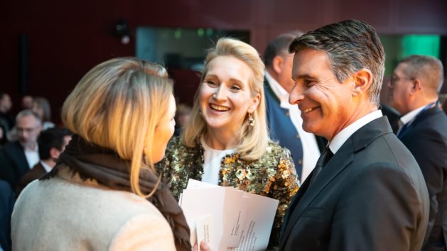 Staatsminister Eric Beißwenger, MdL und die Oberbürgermeisterin der Stadt Lindau, Dr. Claudia Alfons, im Gespräch © FKPH