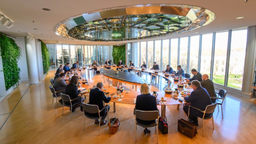 Die Kabinettssitzung findet im Ministerratssaal der Bayerischen Staatskanzlei statt.