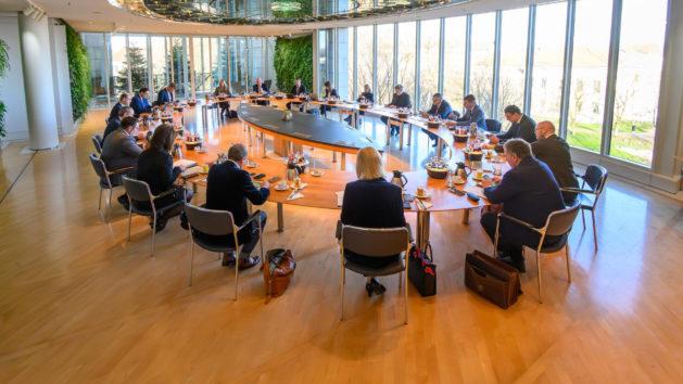 Die Kabinettssitzung findet im Ministerratssaal der Bayerischen Staatskanzlei statt.