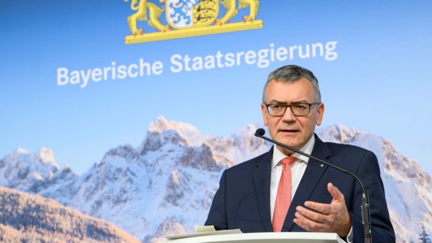 Über die wesentlichen Ergebnisse der Kabinettssitzung informiert unter anderem Staatskanzleiminister Dr. Florian Herrmann in einer Pressekonferenz.