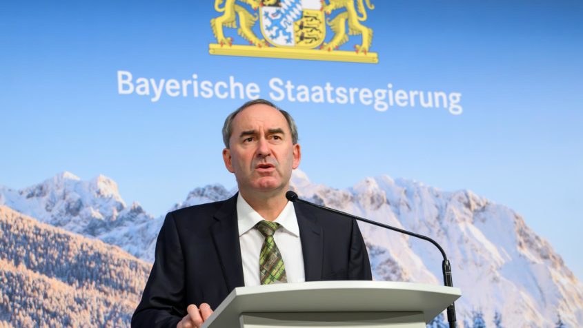 Wirtschaftsminister Hubert Aiwanger während einer Pressekonferenz.