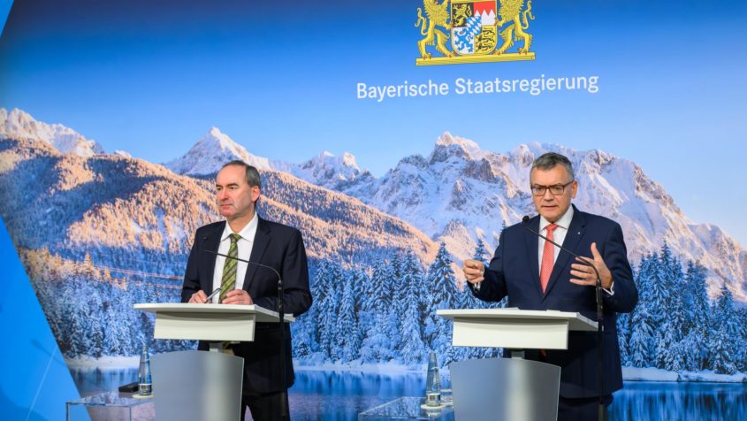 Die Pressekonferenz mit Wirtschaftsminister Hubert Aiwanger und Staatskanzleiminister Dr. Florian Herrmann findet im Foyer des Prinz-Carl-Palais statt.