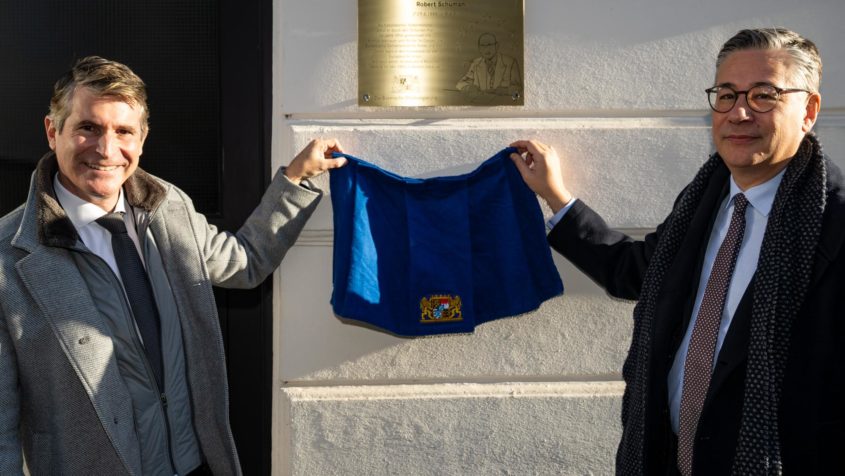 Europaminister Eric Bei&szlig;wenger (links) und der franz&ouml;sische Generalkonsul Alexandre Vulic (rechts) enth&uuml;llen eine Schuman-Plakette am Geb&auml;ude der Schraudolphstra&szlig;e 44 in M&uuml;nchen.