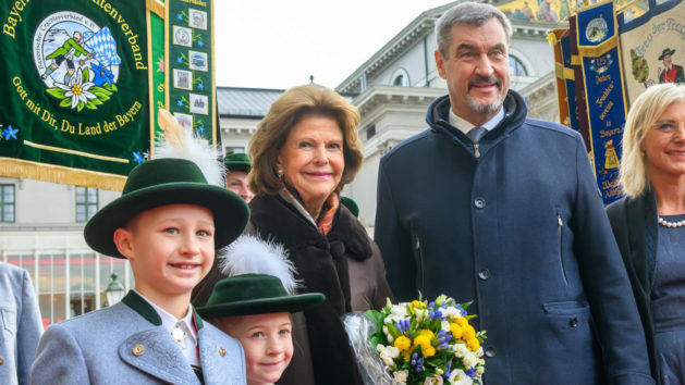Ihre Majestät Königin Silvia von Schweden, Ministerpräsident Dr. Markus Söder und Sozialministerin Ulrike Scharf vor der Münchner Residenz.