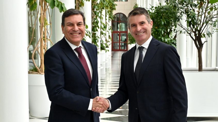 Europaminister Eric Beißwenger (rechts) begrüßt den Wirtschafts- und Finanzminister der Region Kastilien, Carlos Fernández Carriedo (links), in der Staatskanzlei.