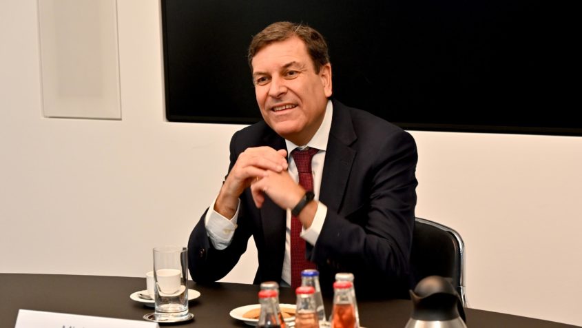 Der Wirtschafts- und Finanzminister der Region Kastilien, Carlos Fernández Carriedo.