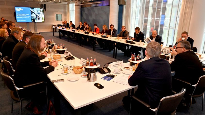 Die erste Sitzung des Start-up Council in der Staatskanzlei findet in der Staatskanzlei statt.