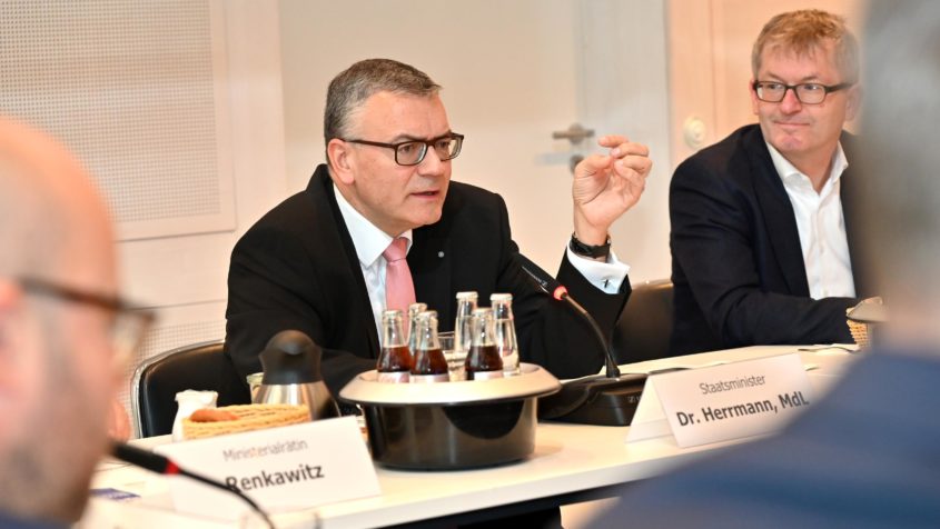 Staatsminister Dr. Florian Herrmann während der ersten Sitzung ...