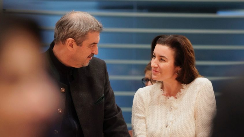 Ministerpräsident Dr. Markus Söder (links) im Gespräch mit Bundesforschungsministerin Dorothee Bär (rechts).