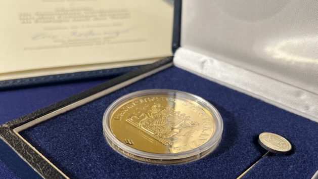 Der Freistaat Bayern ehrt mit der Medaille für besondere Verdienste um den Freistaat Bayern in Europa und der Welt seit 1990 Personen, die sich um den Freistaat Bayern in einem vereinten Europa verdient gemacht oder zum internationalen Ansehen Bayerns in der Welt beigetragen haben.