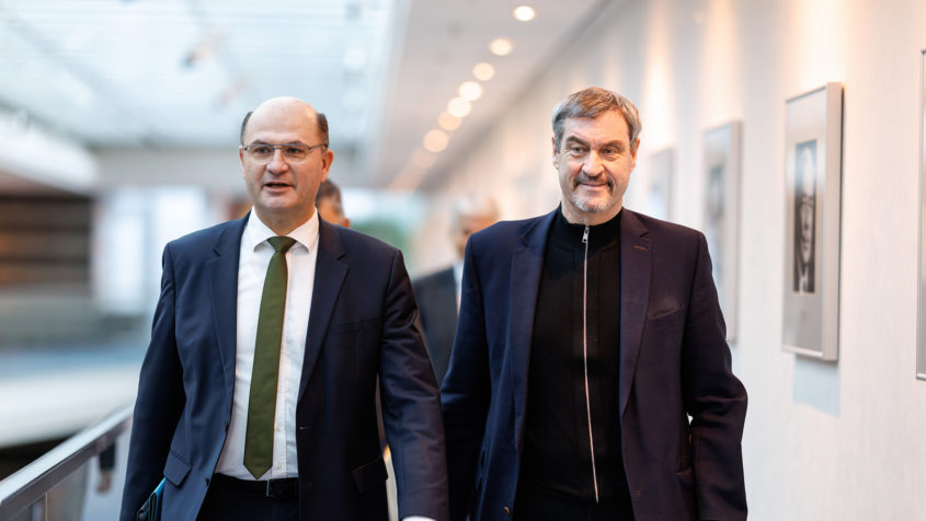 Finanzminister Albert F&uuml;racker (links) und Ministerpr&auml;sident Dr. Markus S&ouml;der (rechts).