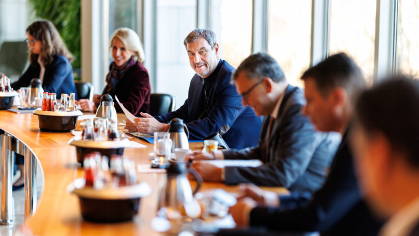 Ministerpr&auml;sident Dr. Markus S&ouml;der leitet die Sitzung des Ministerrates.