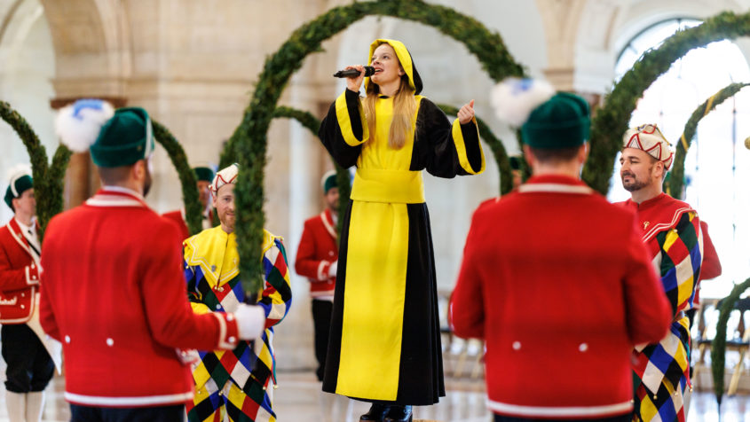 Das Münchner Kindl sagt ein Gedicht zur Geschichte des Schäfflertanzes ...