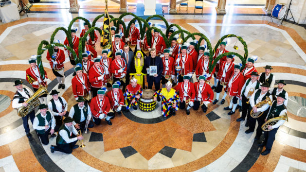 Gruppenbild im Kuppelsaal: Ministerpräsident Dr. Markus Söder, das Münchner Kindl und die Münchner Schäffler.