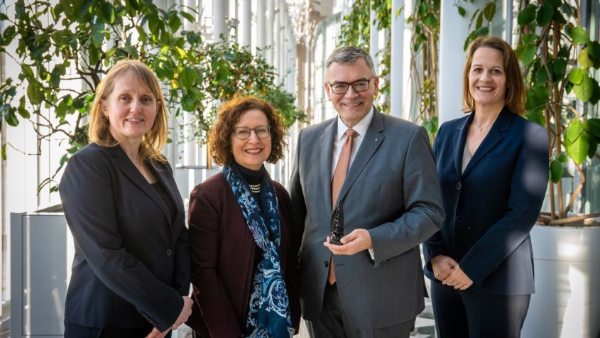 Gruppenbild (v.l.n.r.): Die Kanadische Konsulin Julia Buss, ...