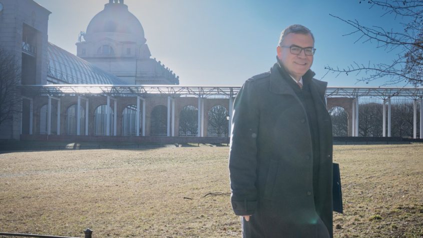 Nach der Kabinettssitzung geht Staatskanzleiminister Dr. Florian Herrmann zur Pressekonferenz im Prinz-Carl-Palais.