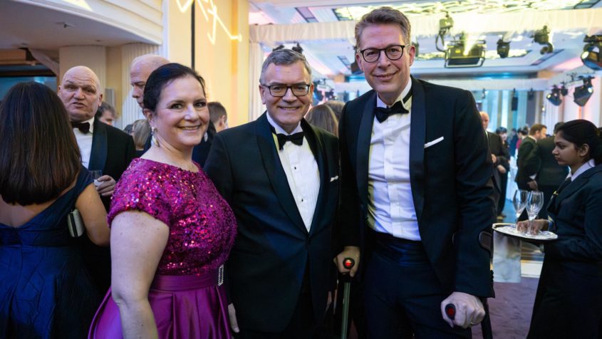 Gruppenbild (v.l.n.r.): Renate Thalhammer-Herrmann, Medienminister ...