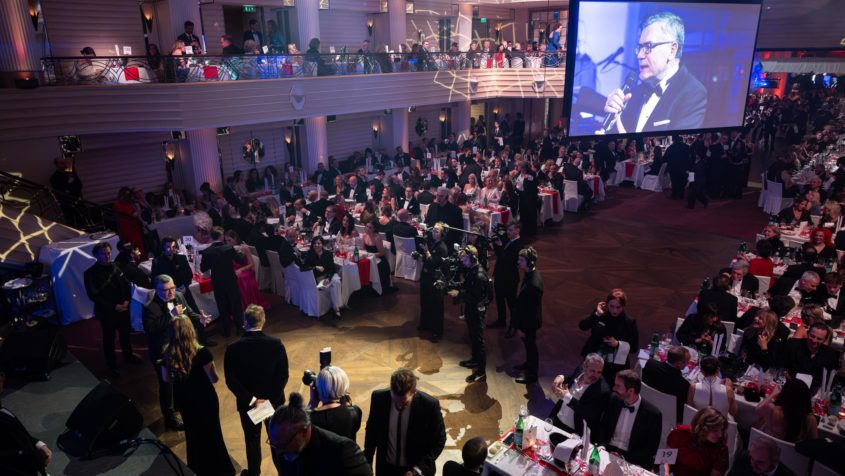 Zahlreiche Gäste sind zum 50. Deutschen Filmball in das Hotel ...