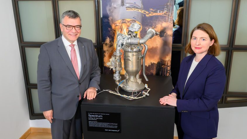 Staatsminister Dr. Florian Herrmann (links) und die Vizepr&auml;sidentin Defense & Government Programs bei Isar Aerospace, Andronike Amponsah (rechts), in der Staatskanzlei.