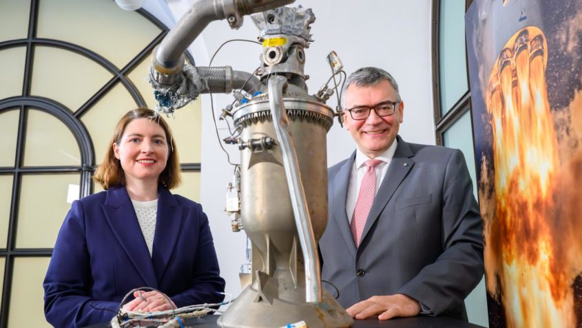 Staatsminister Dr. Florian Herrmann (rechts) empf&auml;ngt die Vizepr&auml;sidentin Defense & Government Programs bei Isar Aerospace, Andronike Amponsah (links), in der Staatskanzlei.