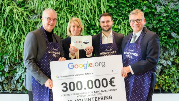 &Uuml;bergabe einer Spende von Google.org an die M&uuml;nchner Tafel in der Staatskanzlei (v.l.n.r.): Dr. Wieland Holfelder (Leiter Entwicklung bei Google Deutschland), Hannelore Kiethe (Vorsitzende und Gr&uuml;nderin der M&uuml;nchner Tafel), Vangelis Parasidis (&Ouml;ffentlichkeitsarbeit und F&ouml;rderungen bei Google.org) und Staatsminister Dr. Florian Herrmann.