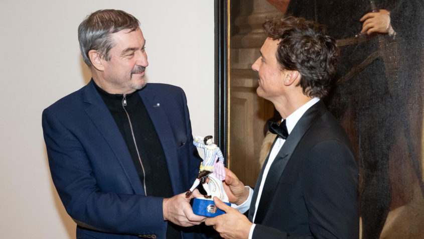 Ministerpräsident Dr. Markus Söder (links) überreicht dem Schauspieler Florian David Fitz (rechts) den Ehrenpreis des Ministerpräsidenten.