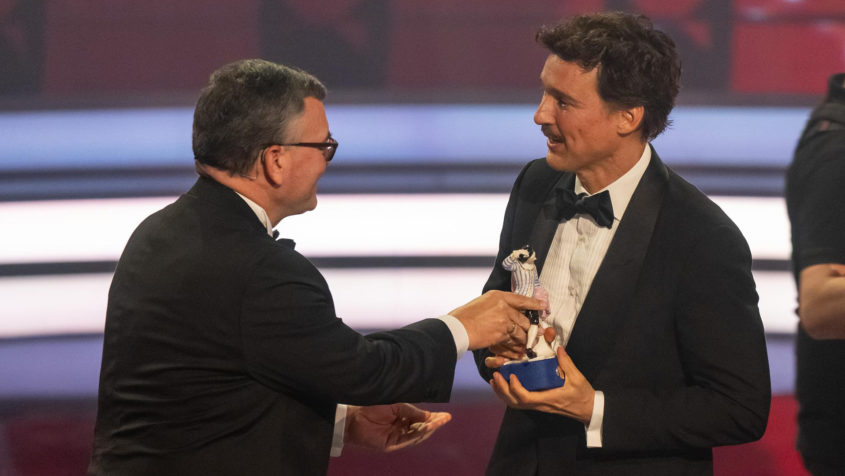 Medienminister Dr. Florian Herrmann (links) und Schauspieler Florian David Fitz (rechts) während des 47. Bayerischen Filmpreises.