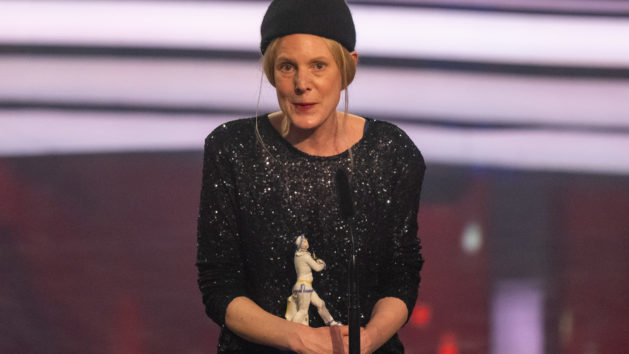 Julia Lemke nimmt den Preis in der Kategorie "Bester Kinderfilm" entgegen. Mit dem Preis in der Kategorie "Bester Kinderfilm" wurden Julia Lemke und Anna Koch f&uuml;r den Film &bdquo;Zirkuskind&ldquo; geehrt.