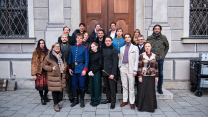 Gruppenbild mit der Geschäftsführerin der FilmFernsehFonds Bayern GmbH, Dorothee Erpenstein, Medienminister Dr. Florian Herrmann und den Darstellern der Serie 