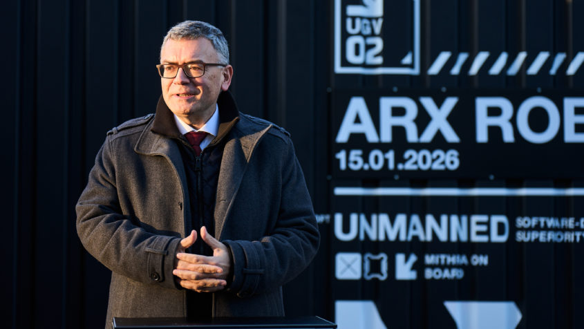 Staatsminister Dr. Florian Herrmann besucht die ARX Robotics GmbH in Oberding. &copy; ARX Robotics GmbH