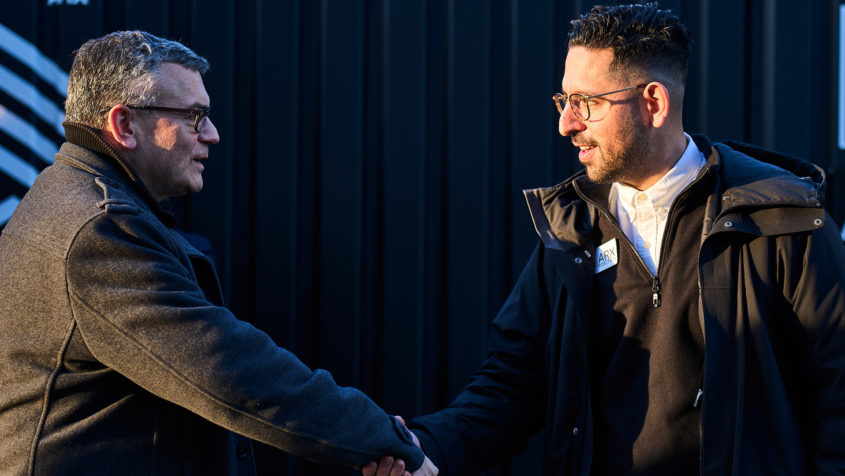 Der CEO der ARX Robotics GmbH, Marc Wietfeld (rechts), begrüßt ...