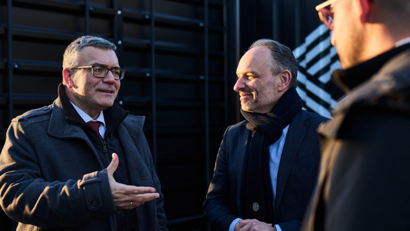 Staatsminister Dr. Florian Herrmann im Gespräch bei seinem ...