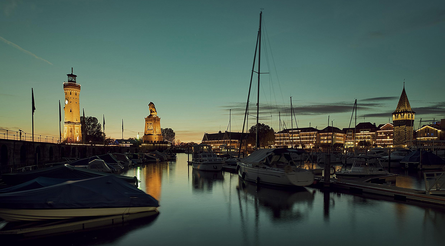 Hafen Lindau mit bayerischen L&ouml;wen und Neuem Leuchtturm. Der Leuchtturm ist der einzige in Bayern und der s&uuml;dlichste in Deutschland. &copy; Alex Pusch