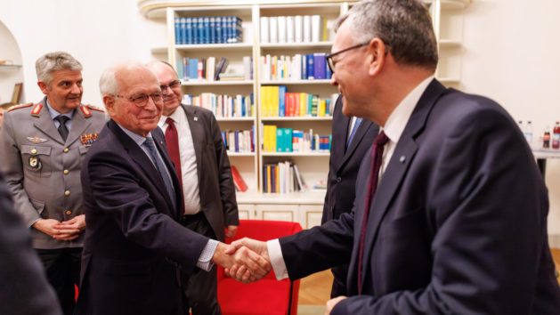 Staatsminister Dr. Florian Herrmann begrüßt unter anderem den Vorsitzenden der Münchner Sicherheitskonferenz, Botschafter a.D. Prof. Dr. Wolfgang Ischinger.