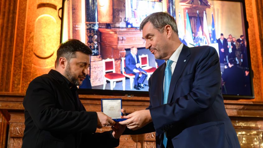 Verleihung des Ewald-von-Kleist-Preises an das tapfere Volk der Ukraine: Der ukrainische Pr&auml;sident der Ukraine, Wolodymyr Selenskyj (links), nimmt den Preis von Ministerpr&auml;sident Dr. Markus S&ouml;der (rechts) entgegen.