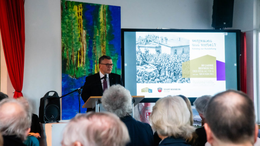 "Mit der Katalogvorstellung zur Ausstellung 80 Jahre Befreiung des Stalag V II A Moosburg senden wir ein deutliches Signal gegen das Vergessen! Das Stalag Moosburg steht wie kaum ein anderer Ort f&uuml;r eine vielschichtige Geschichte." - Staatsminister Dr. Florian Herrmann. &copy; Stadt Moosburg a.d. Isar