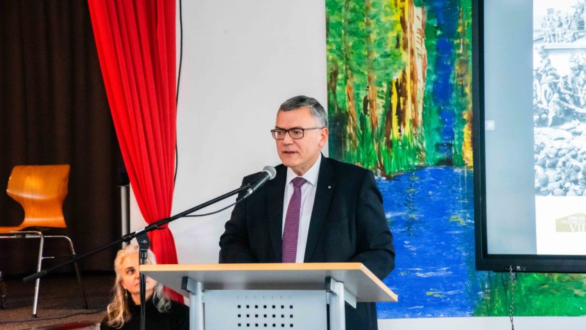 Staatsminister Dr. Florian Herrmann bei der Pr&auml;sentation des Ausstellungskatalogs &bdquo;vergessen und vorbei&ldquo; in Moosburg. &copy; Stadt Moosburg a.d. Isar