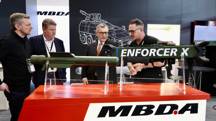 Staatsminister Dr. Florian Herrmann besucht die Enforce Tac im Messezentrum N&uuml;rnberg.