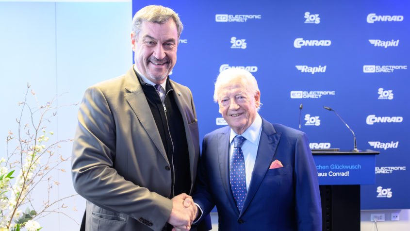 Ministerpr&auml;sident Dr. Markus S&ouml;der gratuliert Klaus Conrad zum 90. Geburtstag.