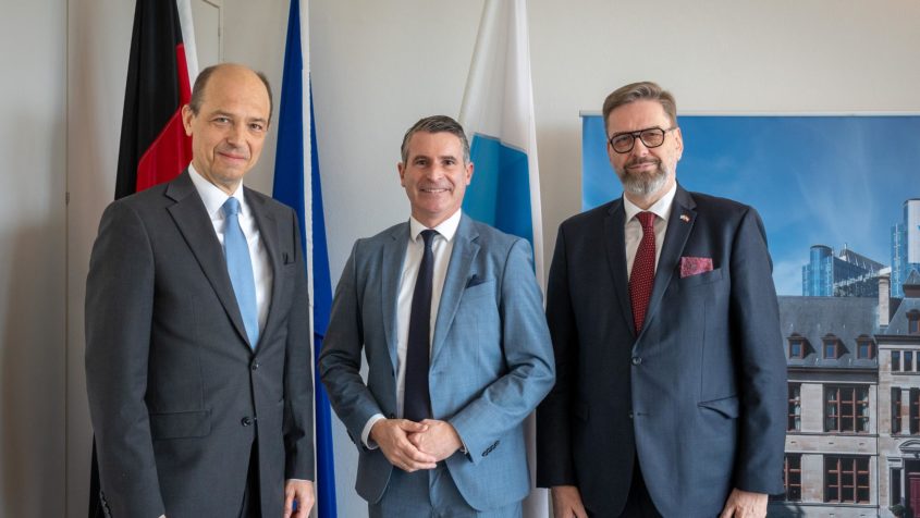 Der &ouml;sterreichische Botschafter Dr. Alexander Marschik, Europaminister Eric Bei&szlig;wenger und der &ouml;sterreichische Generalkonsul Adalbert Bicserdy (v.l.n.r.).