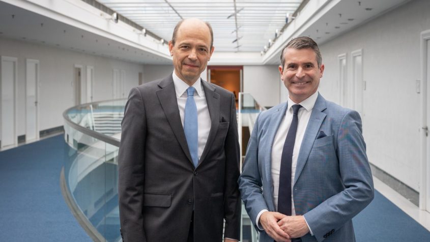 Europaminister Eric Bei&szlig;wenger (rechts) empf&auml;ngt den Botschafter der Republik &Ouml;sterreich, Dr. Alexander Marschik (links), in der Staatskanzlei.